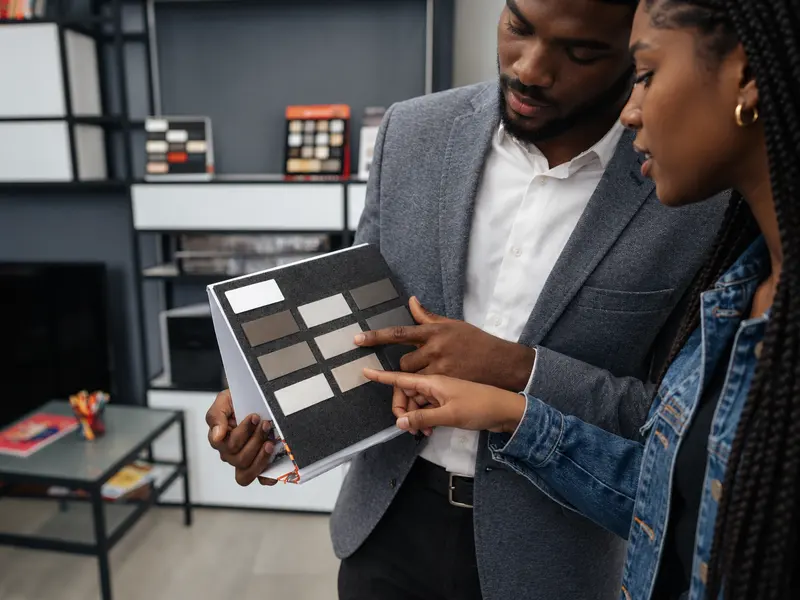 Cliente a escolher mobiliário com a equipa