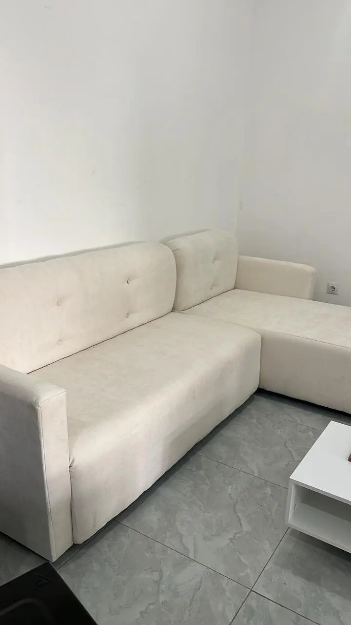 Sofá de canto creme com chaise