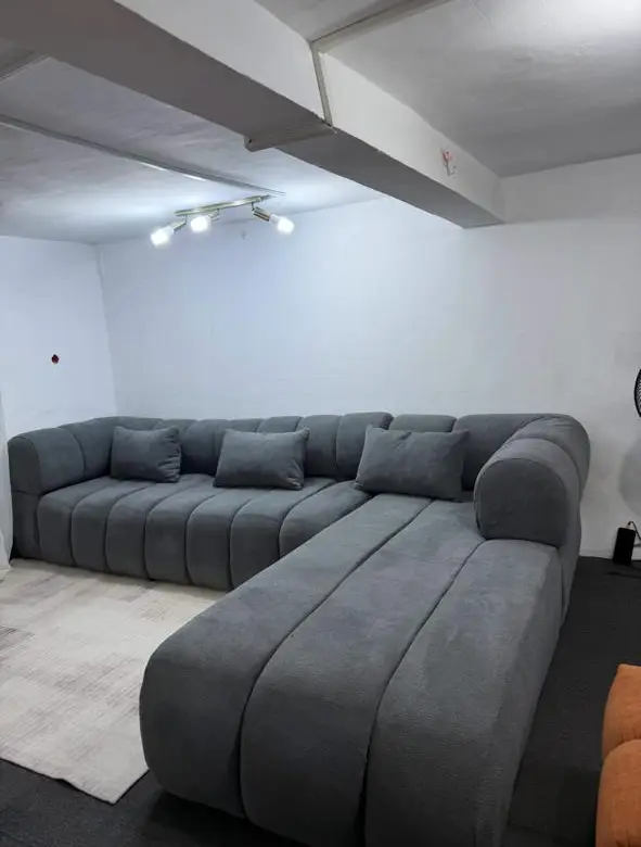 Sofá modular cinzento-escuro com chaise