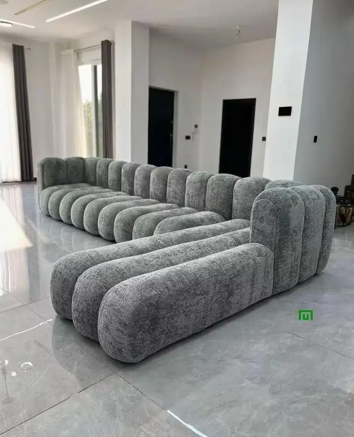 Sofá modular cinzento de módulos arredondados
