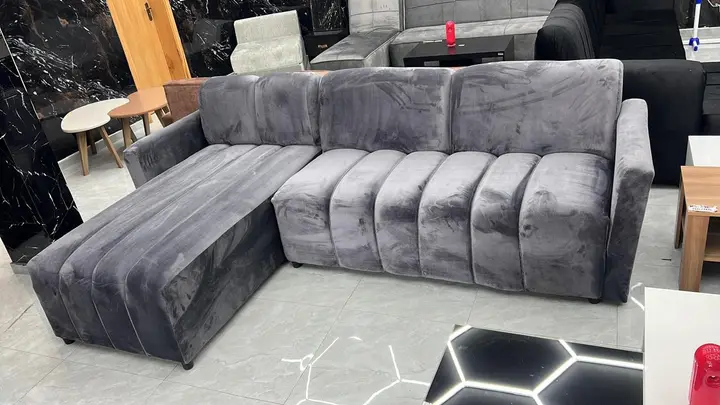 Sofá de canto cinzento aveludado com chaise