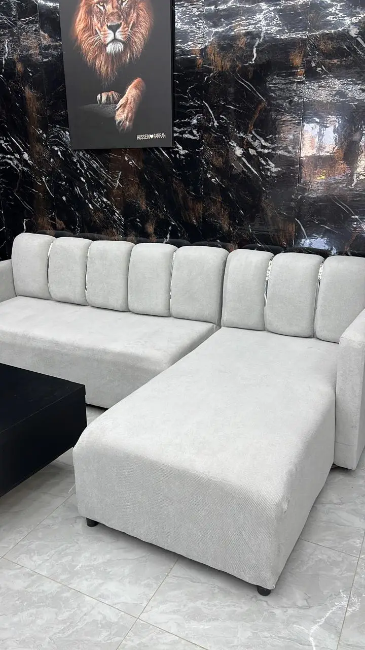 Sofá de canto cinzento-claro com chaise