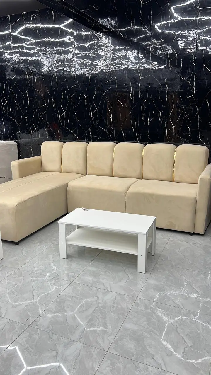 Sofá de canto bege com mesa de centro branca