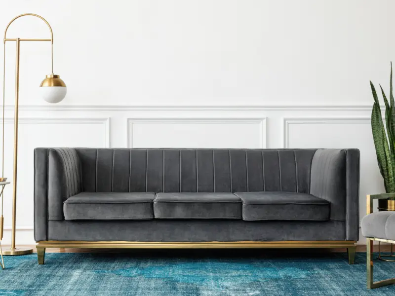 Sofá elegante numa sala de estar acolhedora